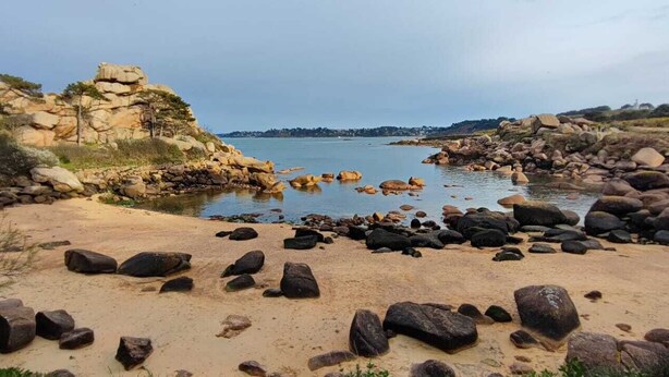 A rocky beach with large boulders and a clear view of the water. - Ideal location for beach and pink granite coast. Sea view from the balcony (Perros-Guirec)