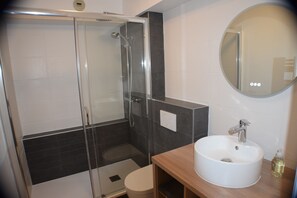 Shower, hair dryer, towels - Ideal location for beach and pink granite coast. Sea view from the balcony (Perros-Guirec)