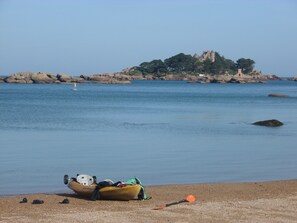 På stranden