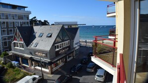 A coastal building with a sign for 'all'orean' and 'Cadmanias'. - Ideal location for beach and pink granite coast. Sea view from the balcony (Perros-Guirec)