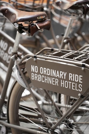 Una bicicleta con un letrero que dice "NO ORDINARY RIDE BROCHNER HOTELS".