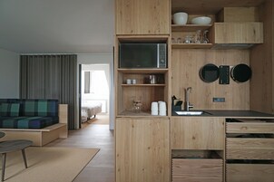 Penthouse Apartment | 高档床上用品、办公桌、隔音、熨斗/熨衣板