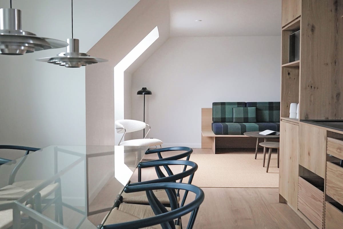 Penthouse Apartment | Cocina privada | Cafetera o tetera, frigorífico, microondas y horno