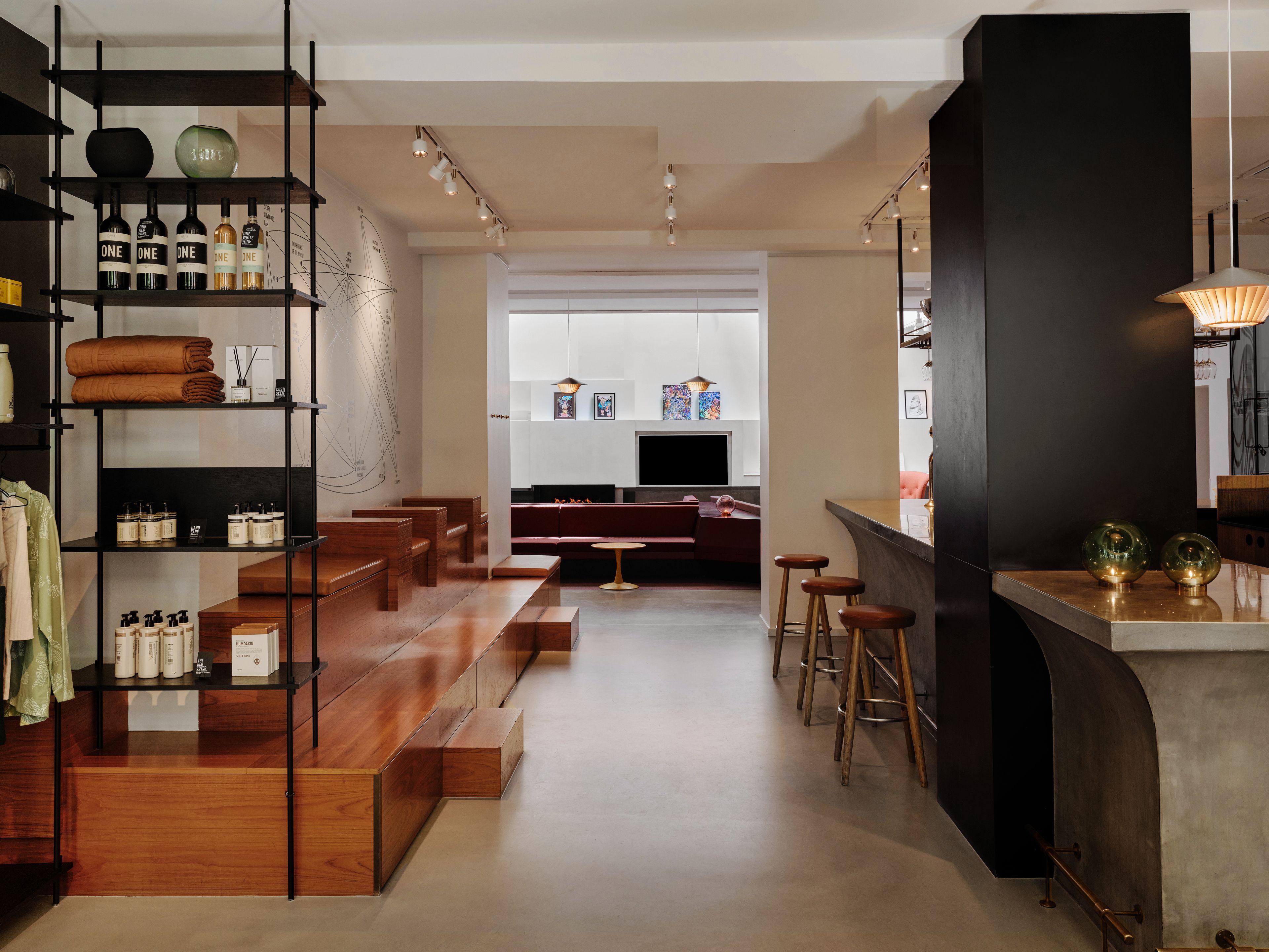 Ein modernes Interieur mit Holzmöbeln, einer Bar und einer Sitzecke.