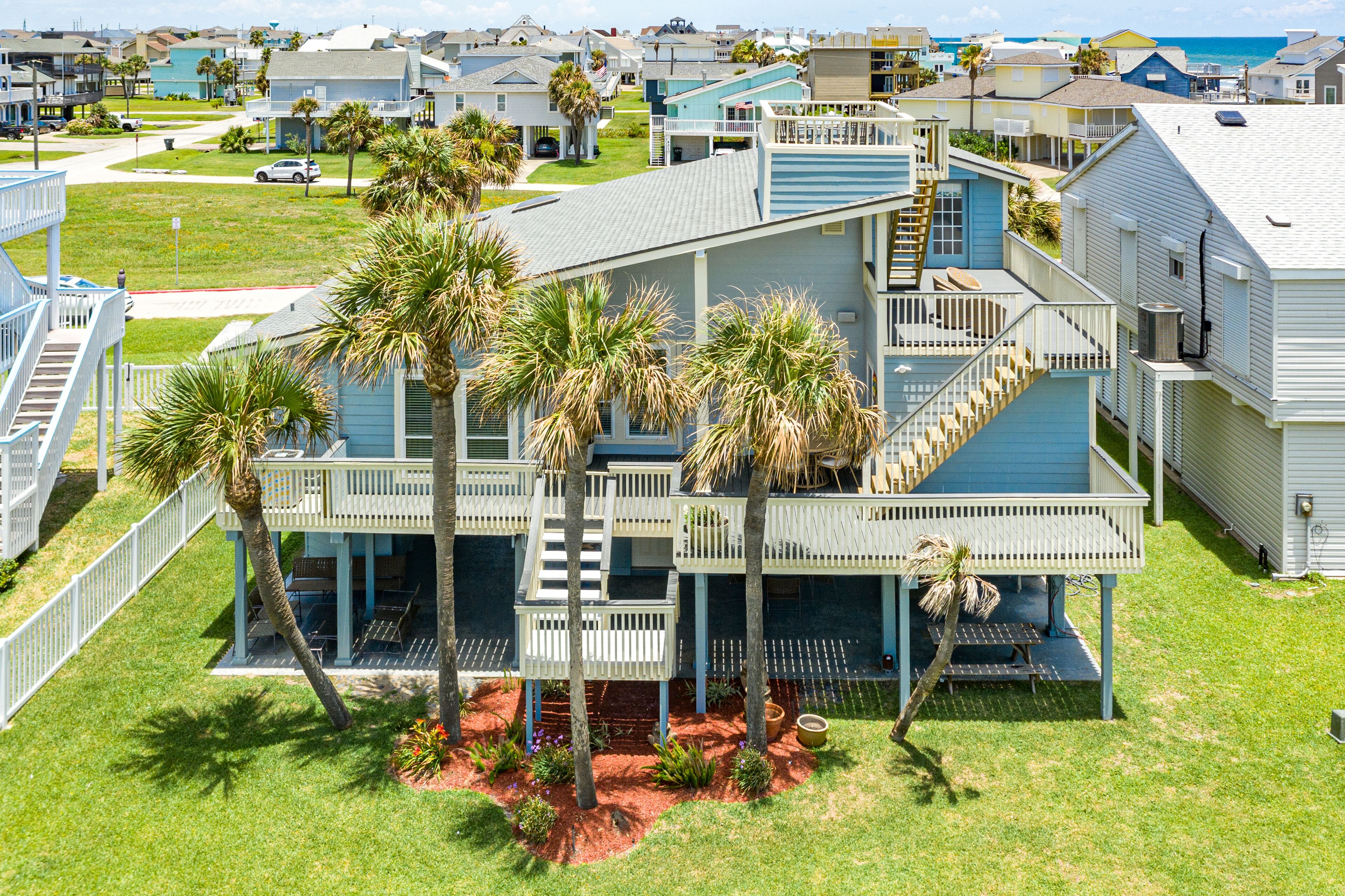 Bright & Airy Beachside Home, Fully Equipped, Rooftop Deck, 1/2 Block from Beach