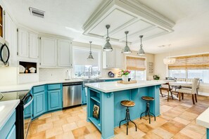 Fridge, microwave, oven, stovetop - Private Canal Home w/ Boat Dock, 2 Living Areas - Fish from the Deck! (Galveston)
