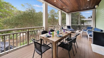 Casa, várias camas, piscina particular, vista parcial para o oceano | Opções para refeição ao ar livre