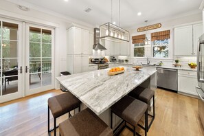 Casa, diversos llits, piscina privada, vistes parcials a l'oceà | Cuina privada | Frigorífic, microones, forn i placa de cuina 