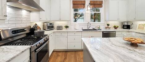 Rumah, Beberapa Tempat Tidur, kolam renang pribadi, pemandangan laut sebagian | Dapur pribadi | Lemari es, microwave, oven, dan kompor