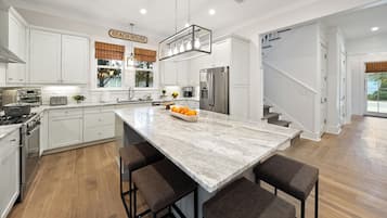 Casa, várias camas, piscina particular, vista parcial para o oceano | Cozinha privada | Geladeira, micro-ondas, fogão, cooktop