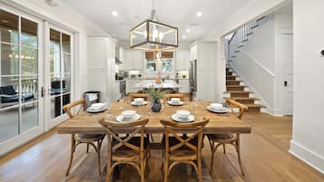 Casa, várias camas, piscina particular, vista parcial para o oceano | Opções para refeição