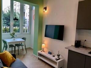 Unclassified image, 4 of 24, button