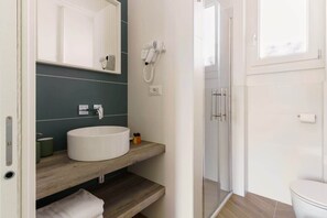 Dusche, Haartrockner, Shampoo