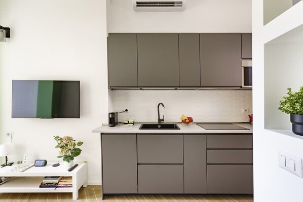 Fridge, microwave, stovetop, dishwasher