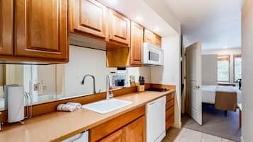 Een magnetron, een kookplaat, een vaatwasser