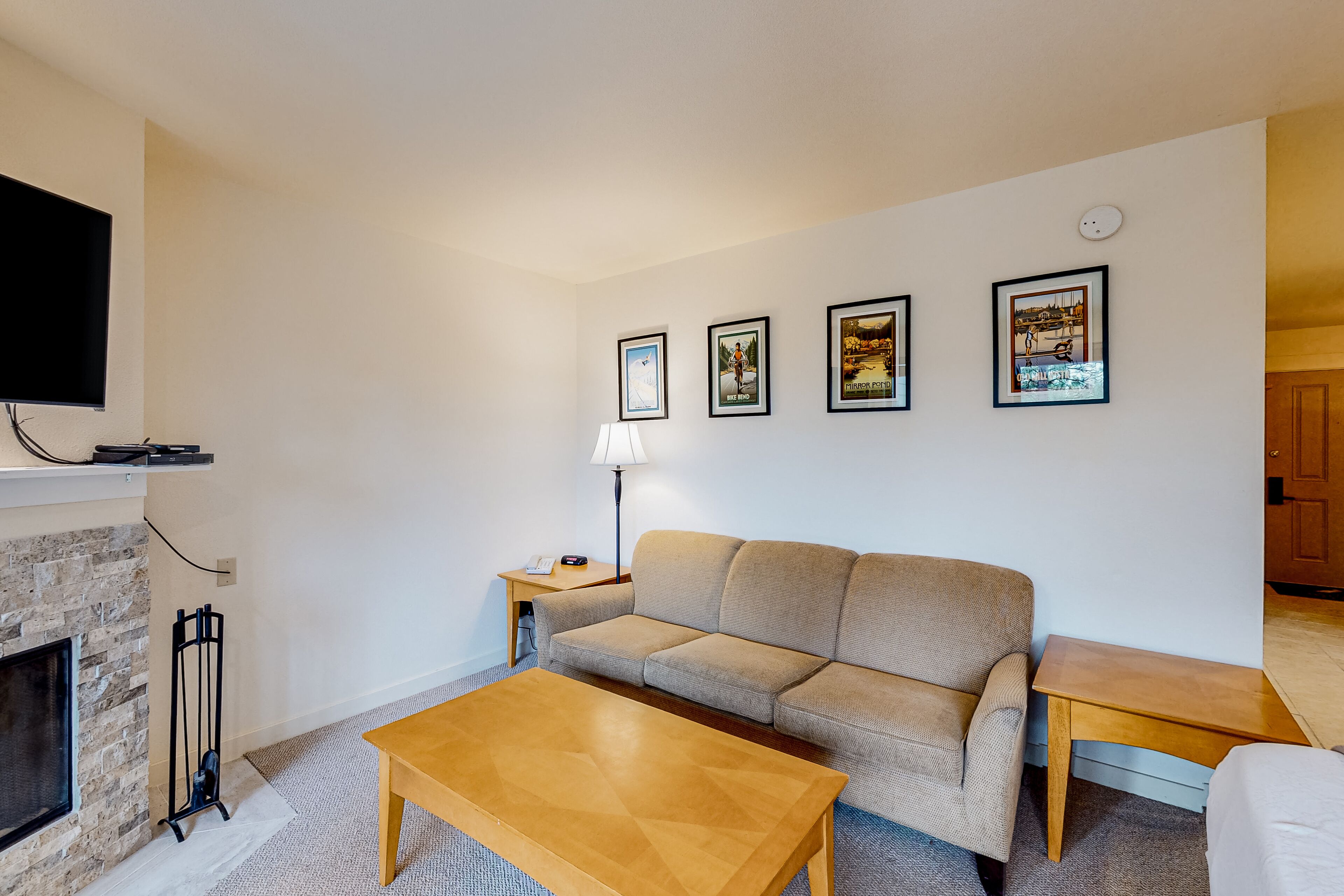 Télévision, cheminée, lecteur de DVD