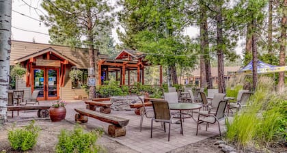 Cozy mountain studio near skiing & town with fast WiFi, shared pools, & patio