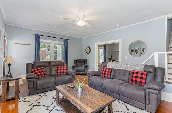 Smart TV - Updated historic 3b1.5b house minutes from old downtown w/ deck & work space (Sanford)