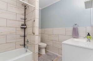 Combined shower/bathtub, hair dryer, towels, soap - Updated historic 3b1.5b house minutes from old downtown w/ deck & work space (Sanford)