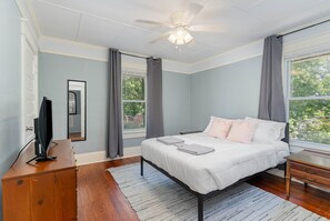 3 bedrooms, desk, iron/ironing board, free WiFi - Updated historic 3b1.5b house minutes from old downtown w/ deck & work space (Sanford)