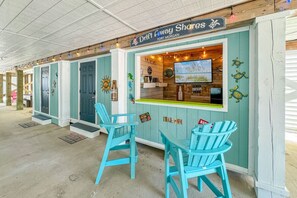 Interior - Drift Away Shores · 400ft to the beach!*Week Discount*Tiki Bar*2 Pools (Gulf Shores)