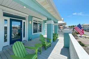 Terrace/patio - Drift Away Shores · 400ft to the beach!*Week Discount*Tiki Bar*2 Pools (Gulf Shores)