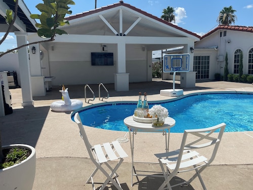 Ideal for large groups - 4 King Beds- Sleep 16