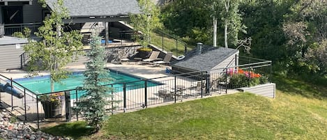 Una piscina al aire libre, una piscina climatizada