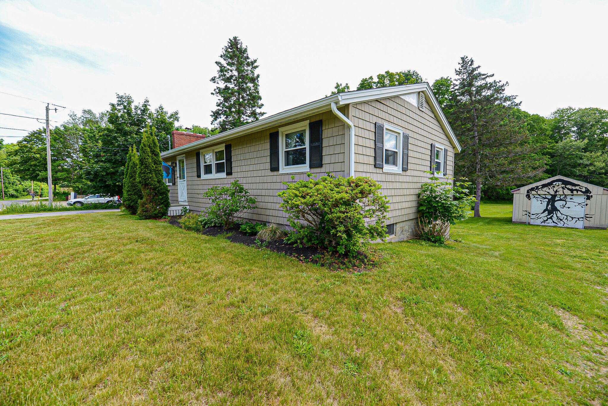 Charming 3-bedroom ranch. Country location.