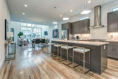 Spacious Tranquil Rooftop Pad on 8th by Music City Luxury Stays