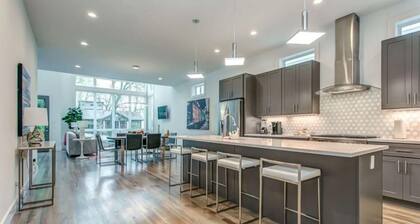 Spacious Tranquil Rooftop Pad on 8th by Music City Luxury Stays