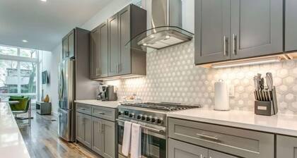 Spacious Tranquil Rooftop Pad on 8th by Music City Luxury Stays