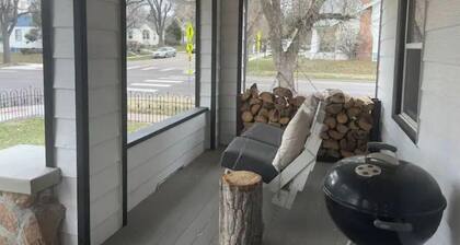 Downtown Crown Jewel w/fireplace & amazing porch