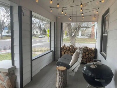 Downtown Crown Jewel w/fireplace & amazing porch