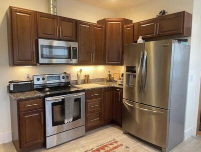 Downtown Crown Jewel w/fireplace & amazing porch