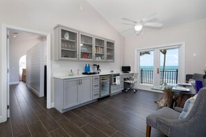 Maison, 3 chambres | Cuisine privée | Un four, table de salle à manger