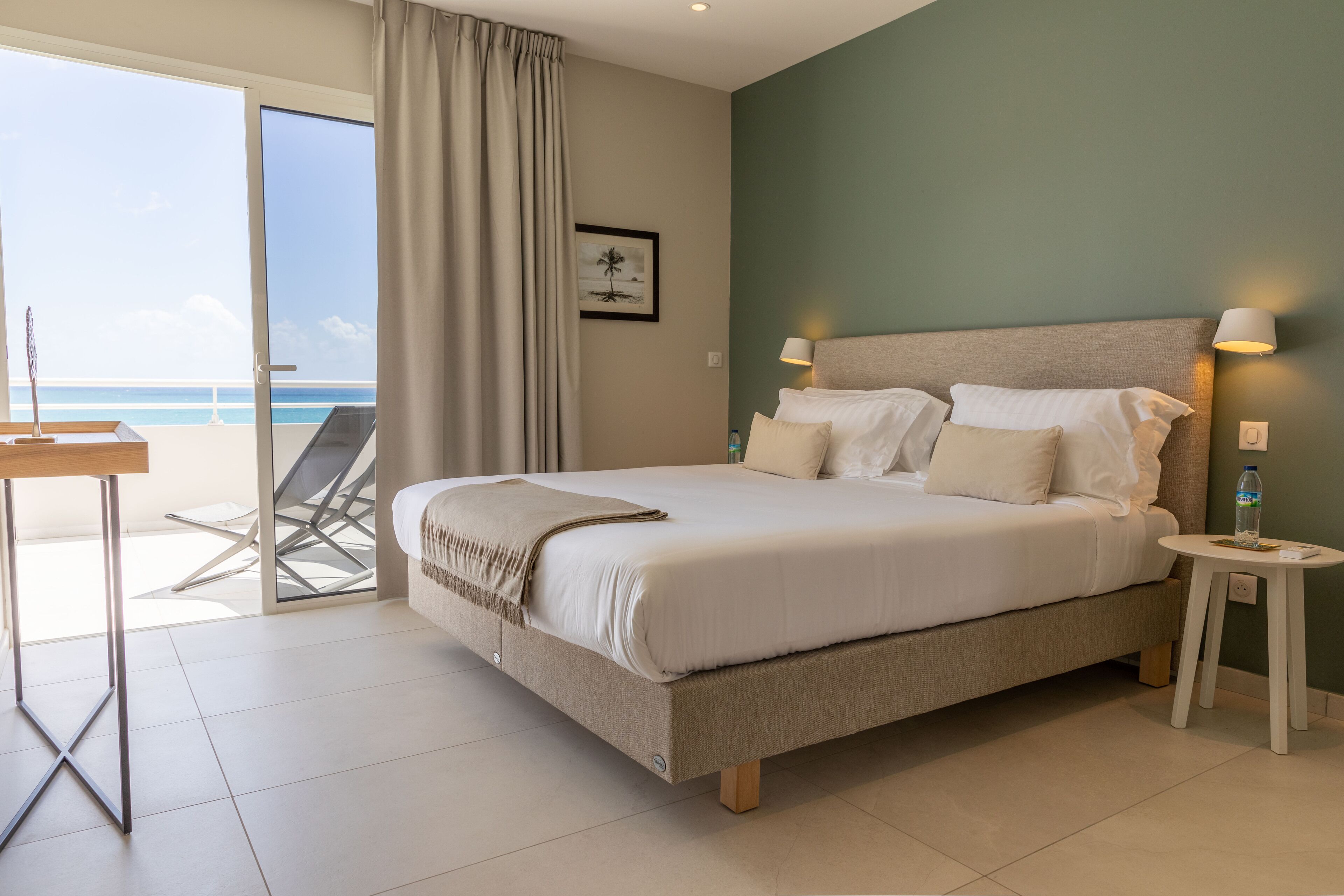 4 kamar tidur, brankas, tirai kedap cahaya, dan setrika/meja setrika