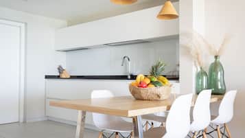 Vila Deluks, 4 kamar tidur, pemandangan laut, tepi laut | Dapur pribadi | Lemari es besar, microwave, oven, dan kompor