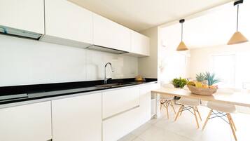 Full-sized fridge, microwave, oven, stovetop