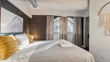 2 bedrooms, desk, iron/ironing board, WiFi