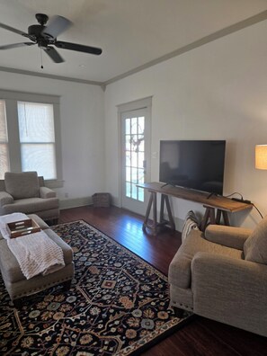 Smart TV - Charming cottage in the heart of historic downtown Victoria! (Victoria)