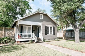 Exterior - Charming cottage in the heart of historic downtown Victoria! (Victoria)