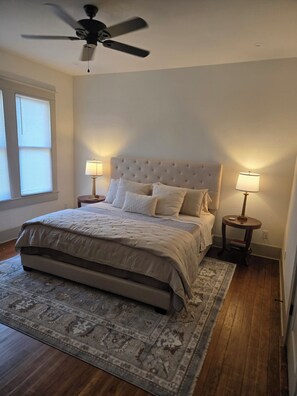 2 bedrooms, iron/ironing board, free WiFi, bed sheets - Charming cottage in the heart of historic downtown Victoria! (Victoria)