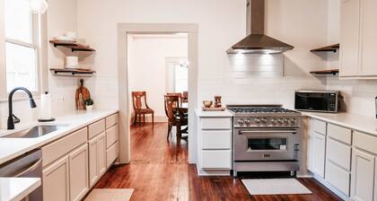 Charming cottage in the heart of historic downtown Victoria!