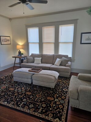 Smart TV - Charming cottage in the heart of historic downtown Victoria! (Victoria)