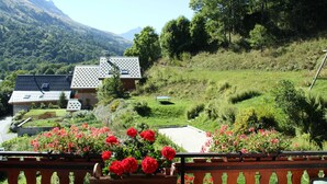A view of a house with a garden and a mountain in the background. - Spacious chalet 10 ppl, southeast, pets allowed (Valloire)