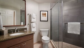 Badewanne, Haartrockner, Handt ücher, Seife