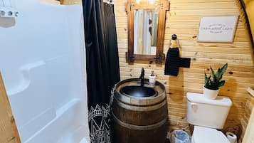Ducha y bañera combinadas, jabón y papel higiénico