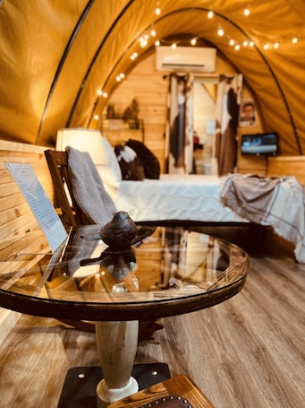 2 bedrooms, free WiFi. A Wagon Cabin on the Mulberry River, Oark Arkansas