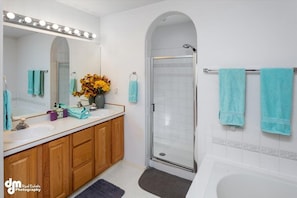 Combined shower/bathtub, jetted bath, shampoo, toilet paper - 4 Bedroom 3 Bathroom Home Near Golf Course and Zoo (Anchorage)